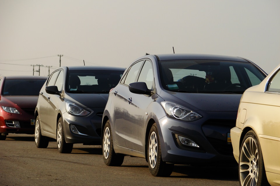 У нас було 3 Hyundai, золотий бумер і шоста Mazda. Не те, щоб це були гоночні машини, але ми влаштували драг. 4