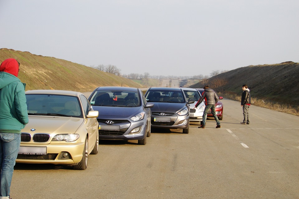 У нас було 3 Hyundai, золотий бумер і шоста Mazda. Не те, щоб це були гоночні машини, але ми влаштували драг. 5