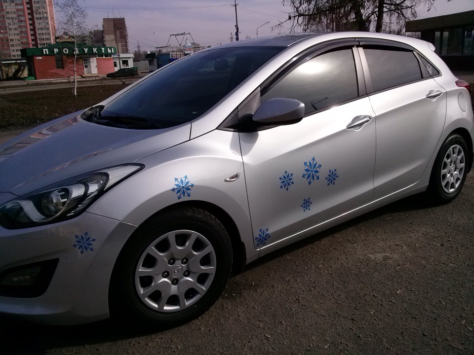 Вилучив плівку, а точніше сніжинки з неї з кузова. 4