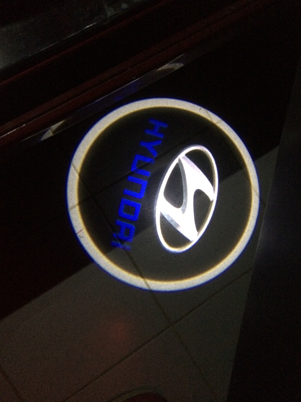 Проекція логотипу Hyundai в дверні карти 1