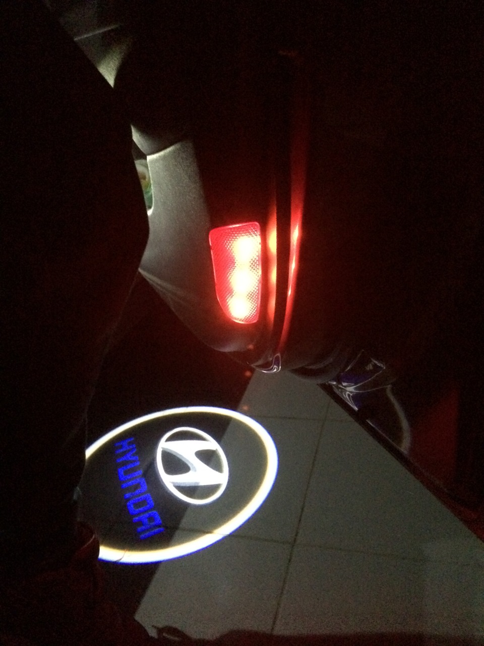Проекція логотипу Hyundai в дверні карти 5