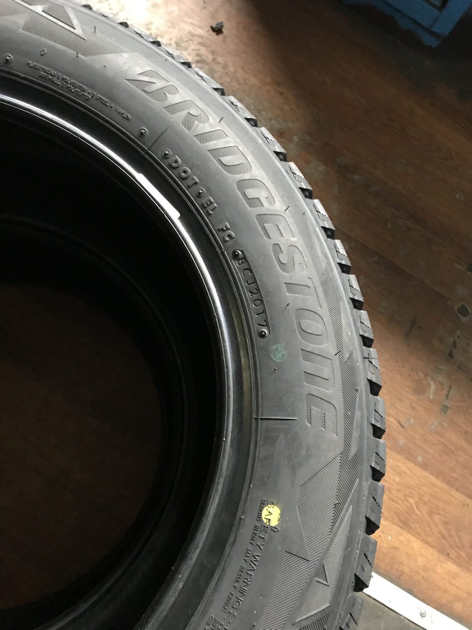 Bridgestone Blizzak DM-V2 225/60 R17 99S 4