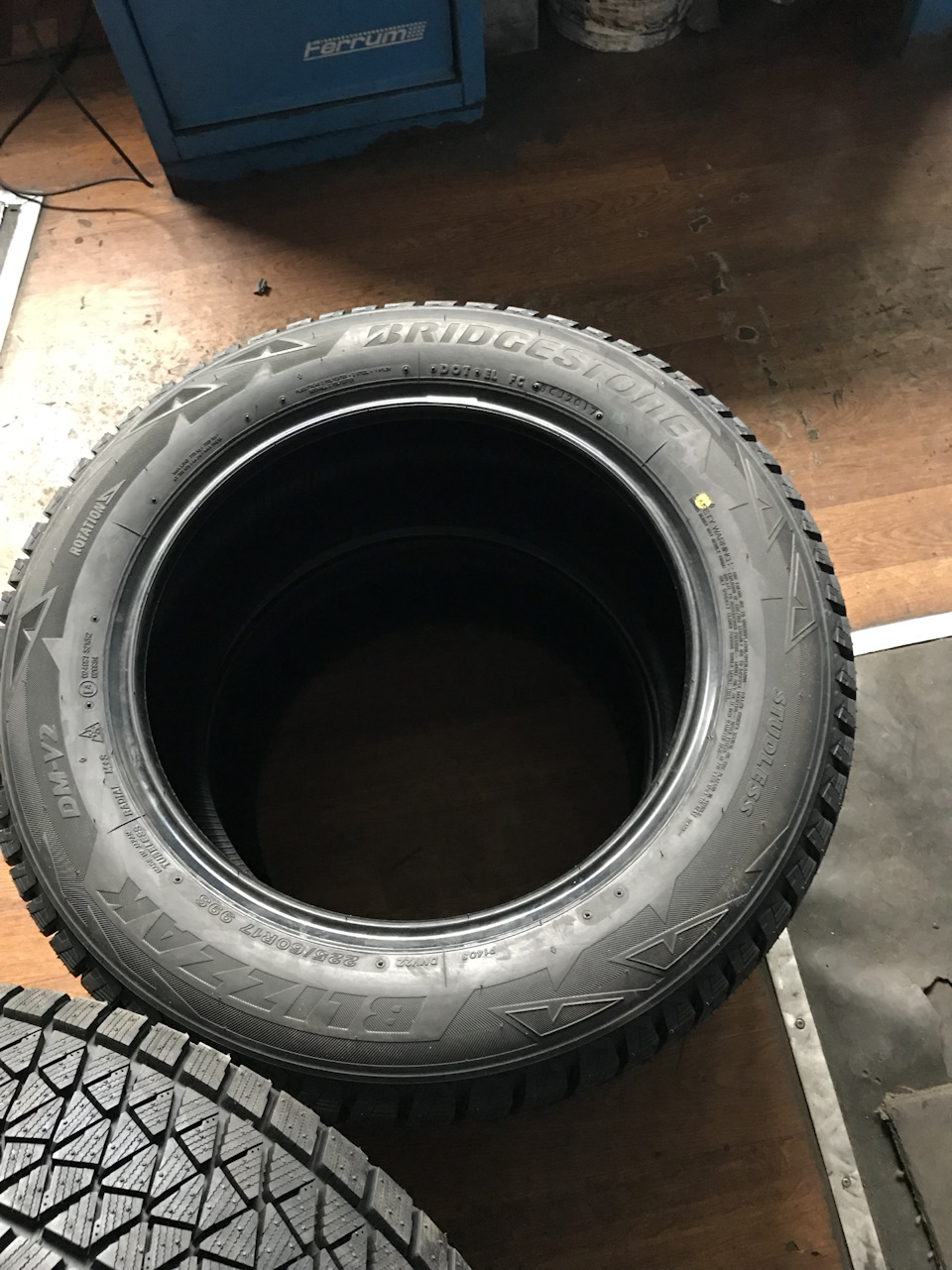 Bridgestone Blizzak DM-V2 225/60 R17 99S 3