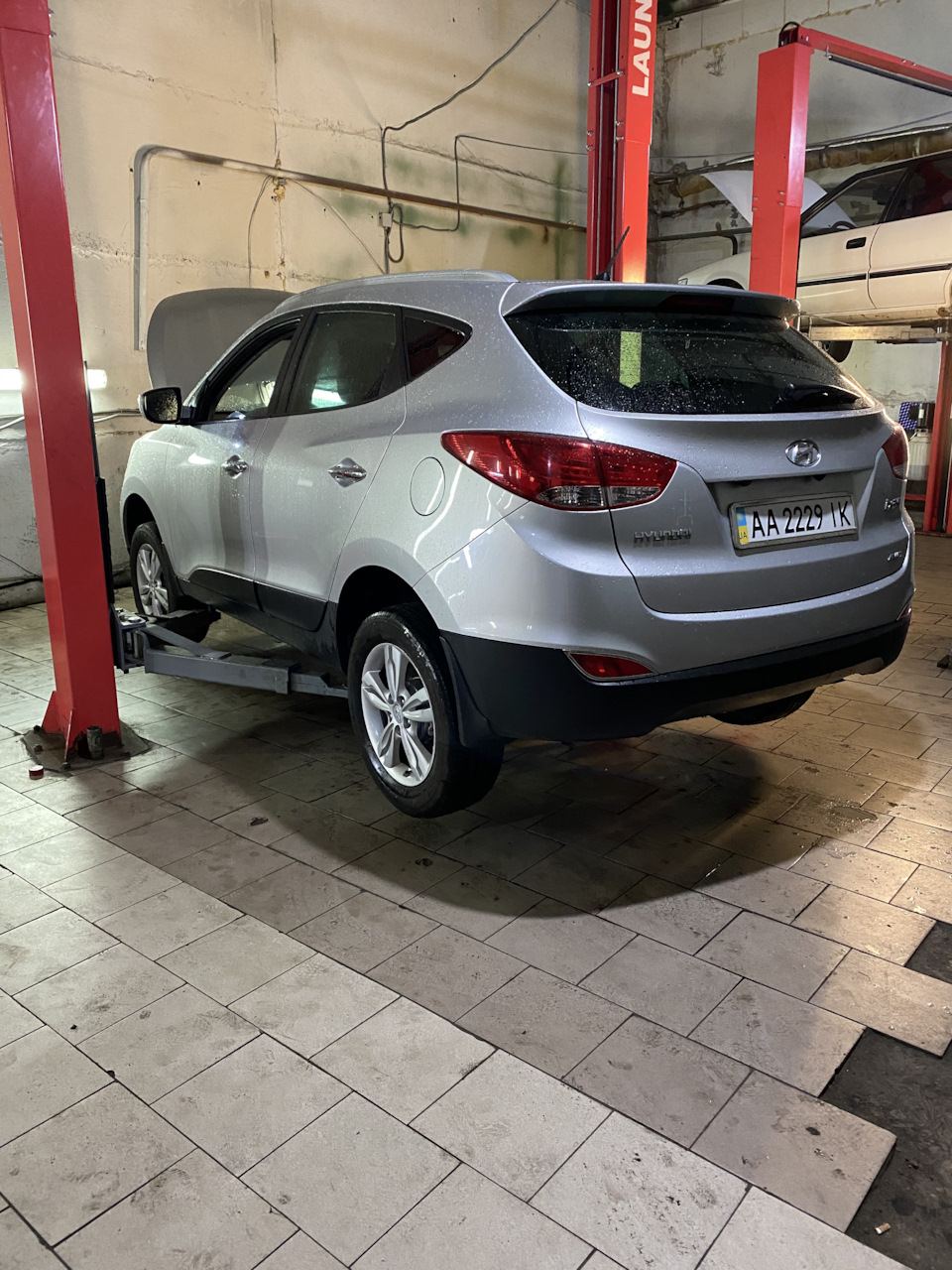 Стійка амортизатора передня права газомасляна KYB Excel-G (339402;03) 1