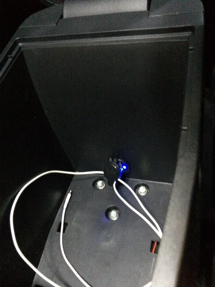 Додатковий USB у підлокітник 1