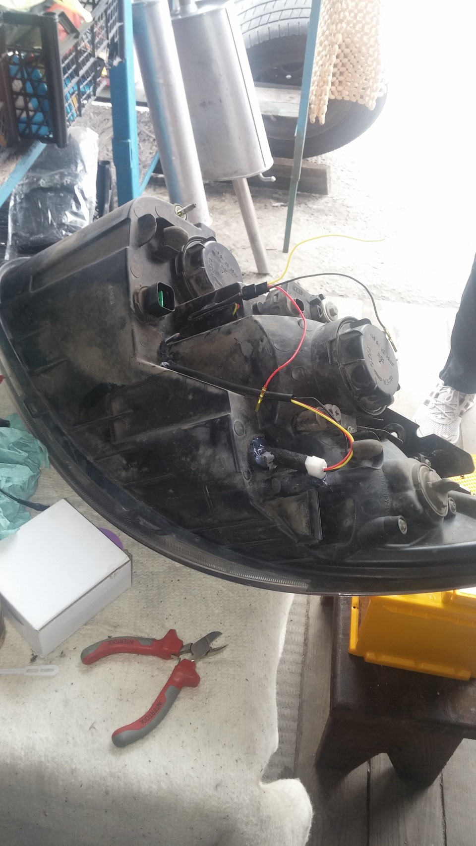 DRL у підфарник, XENON у ближній. 4