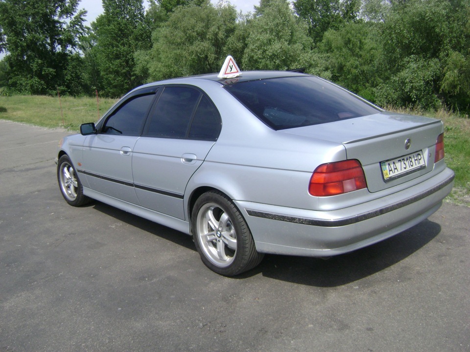 Машина автошколи. BMW 528. 1