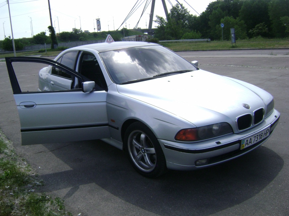 Машина автошколи. BMW 528. 3