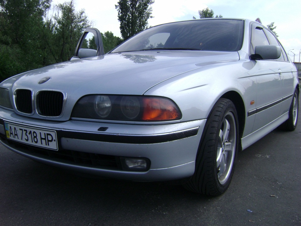 Машина автошколи. BMW 528. 4