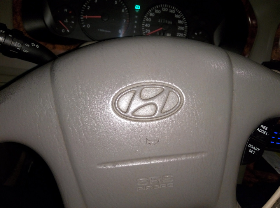 Емблема Hyundai на кермі 1