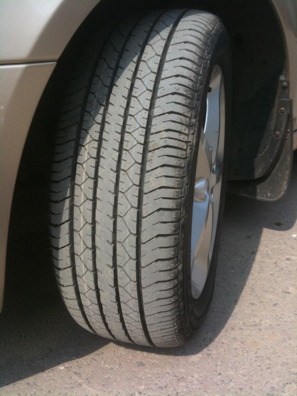 Поставив нову покришку із запаски, Dunlop Sport 270. 4