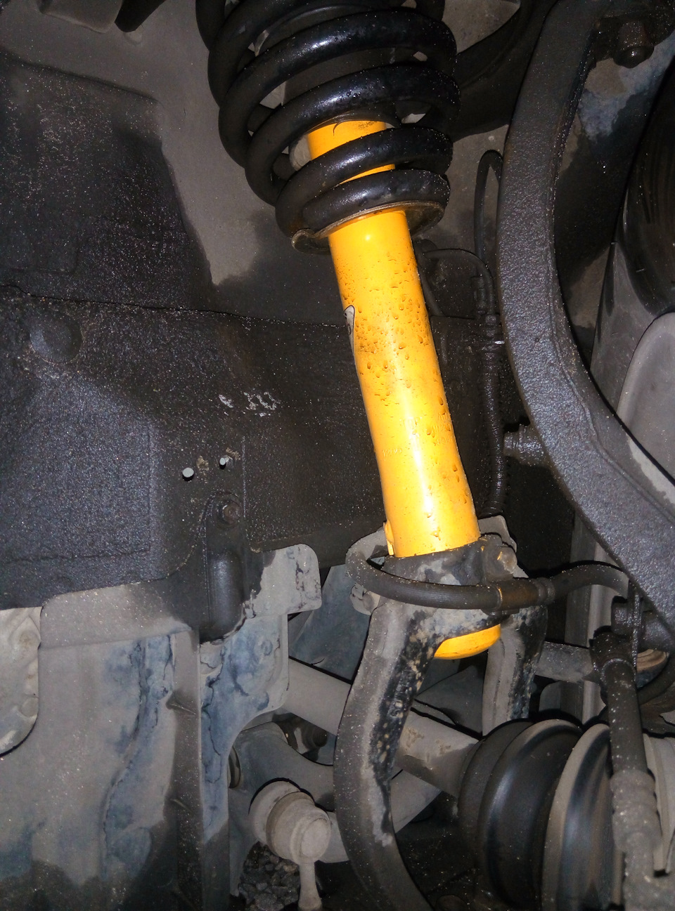 Установка передніх амортизаторів Koni 8041-1303 sport 4