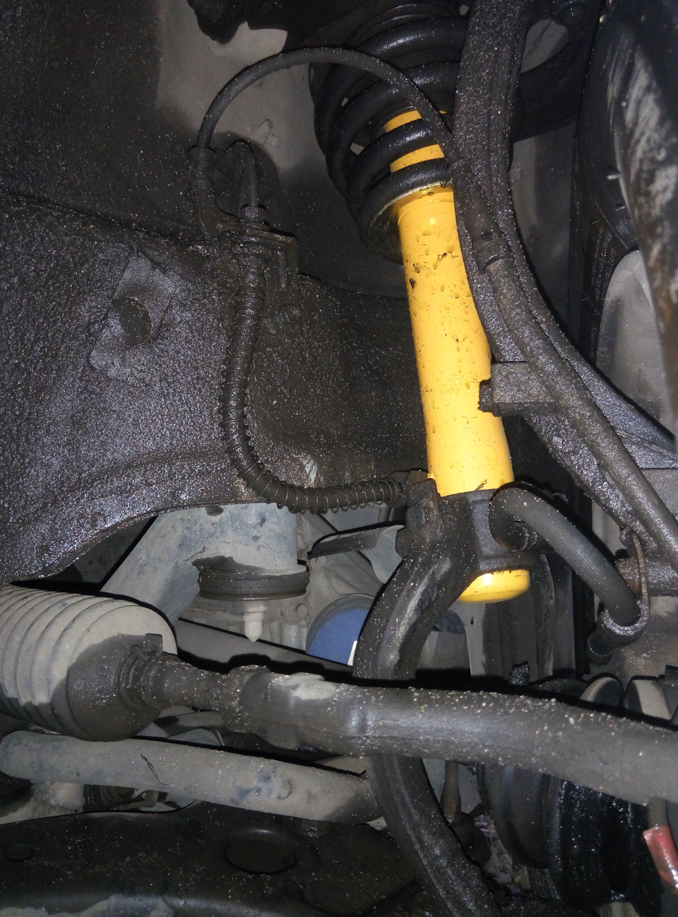 Установка передніх амортизаторів Koni 8041-1303 sport 3