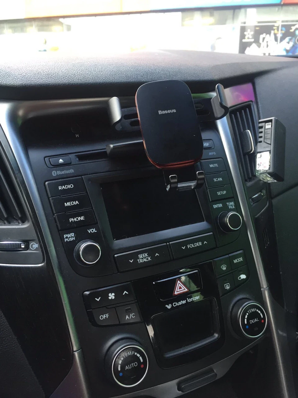 Тримач телефону в Hyundai Sonata YF Baseus