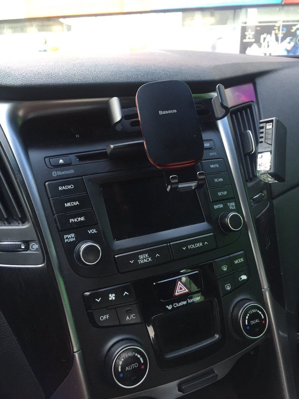 Тримач телефону в Hyundai Sonata YF Baseus 1