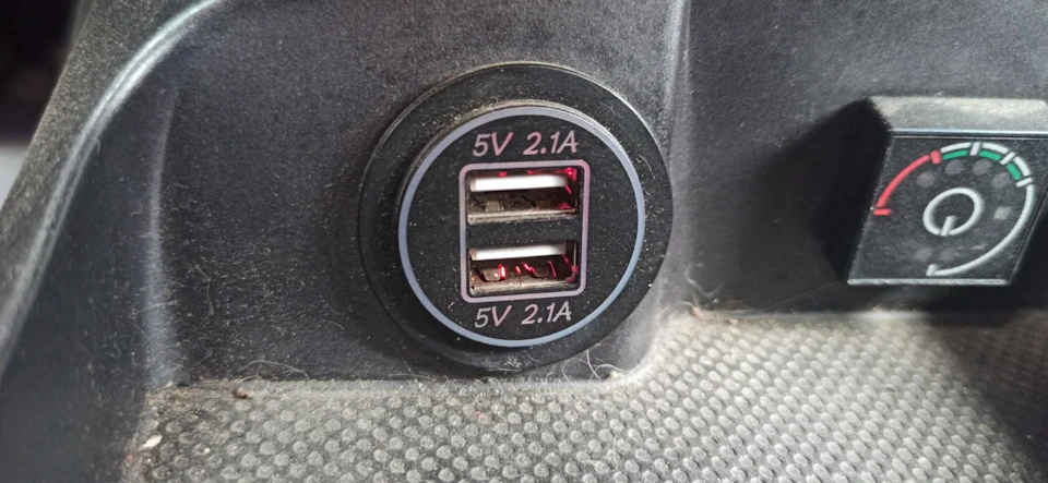 Встановлення заряджання для гаджетів з USB