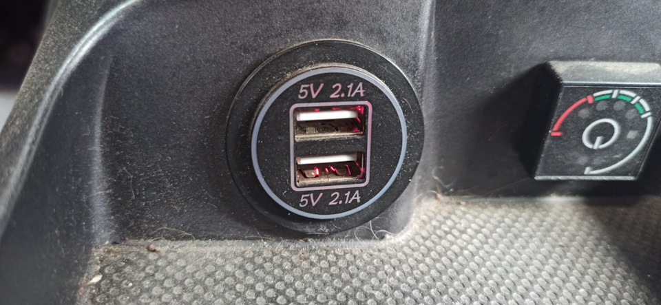 Встановлення заряджання для гаджетів з USB 1