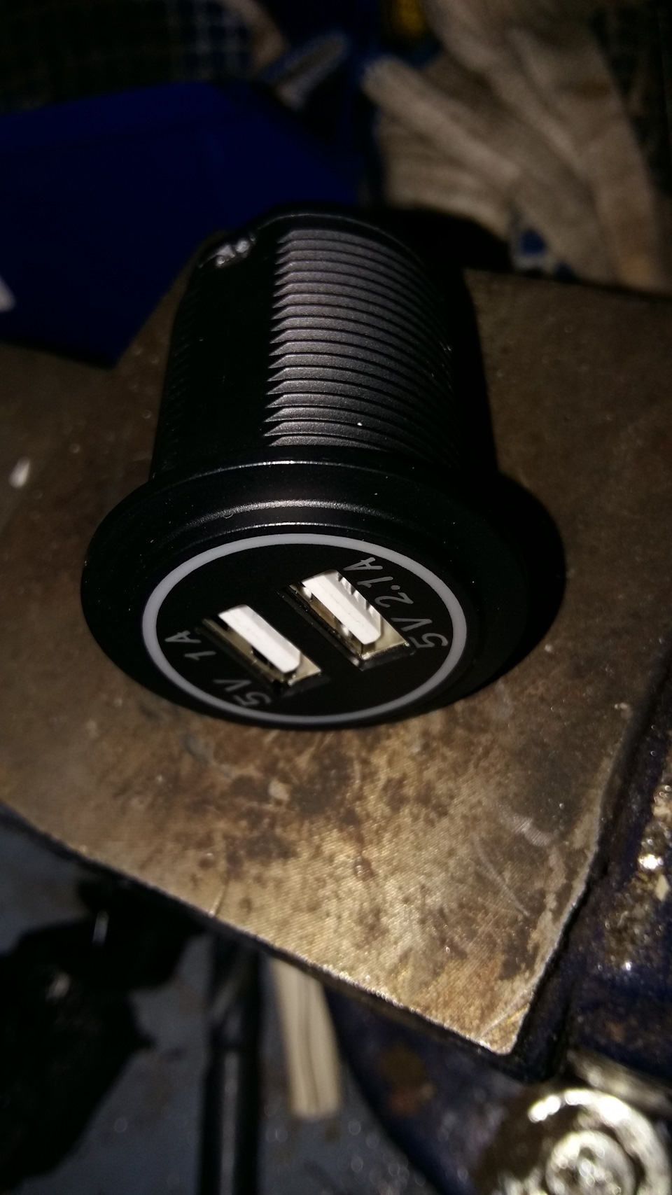 Встановлення заряджання для гаджетів з USB 2