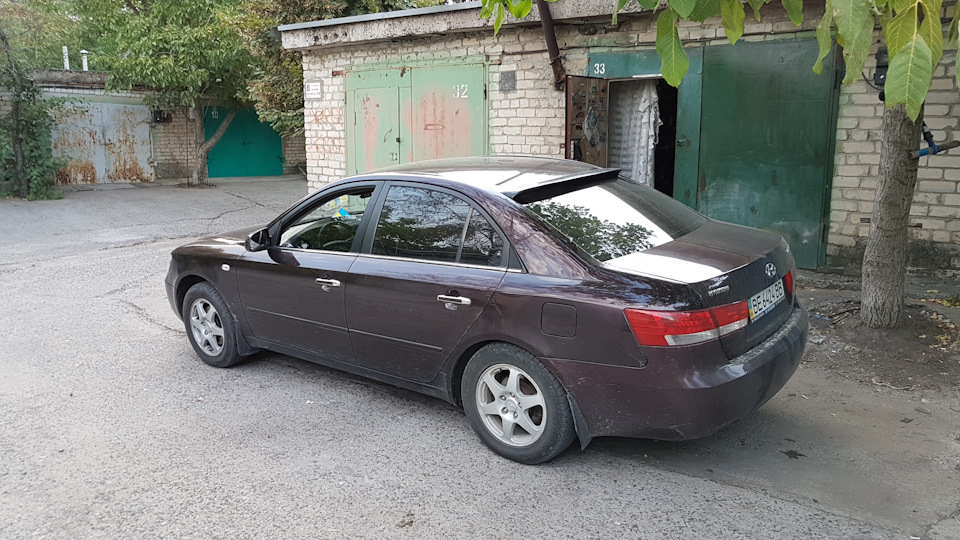 Спойлер на заднє скло на sonata nf 4