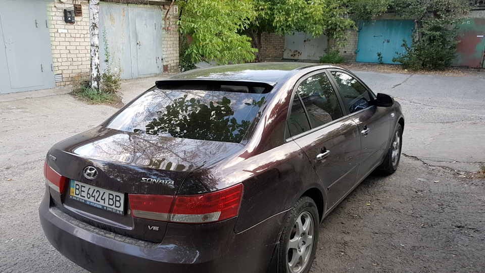 Спойлер на заднє скло на sonata nf 3