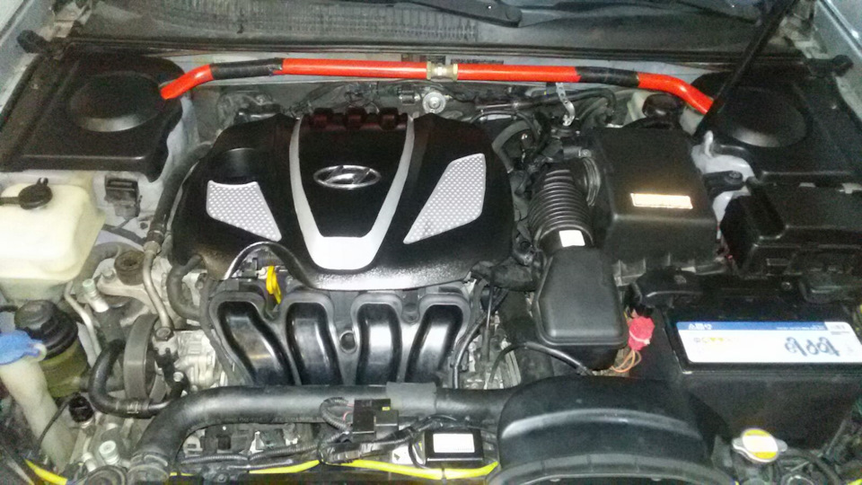 кришка двигуна Hyundai Sonata YF 2.4 GDi 29240-2G700 2