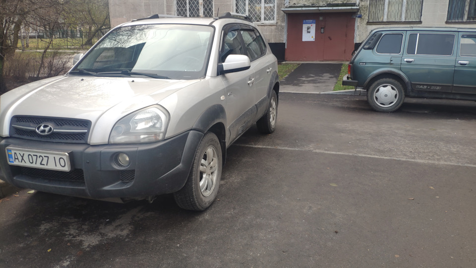Підм'яли двері на парковці 4