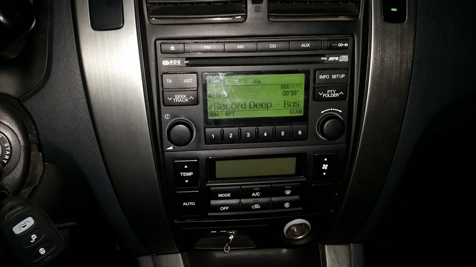 Штатний роз'єм AUX & USB 3