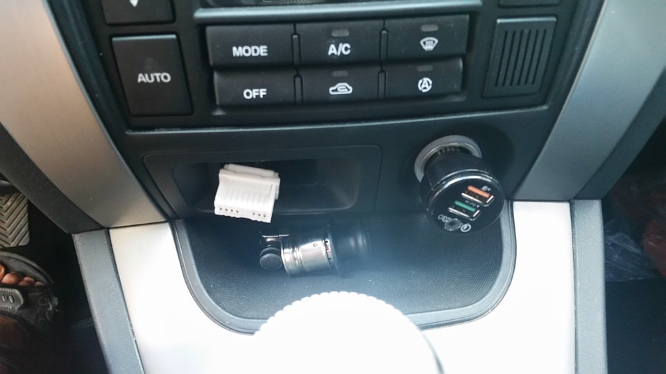 Штатний роз'єм AUX & USB 2