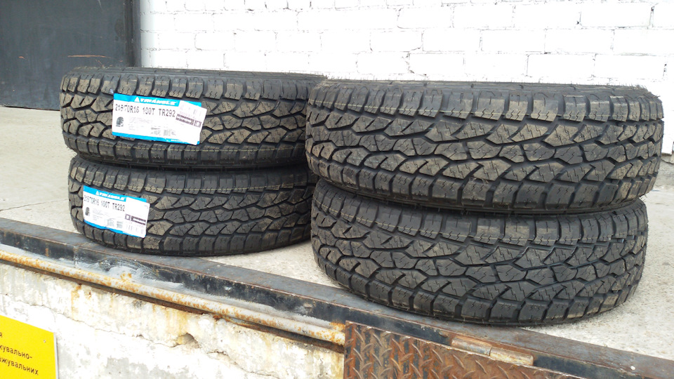 Всесезонні шини Triangle TR292 215/70 R16 2