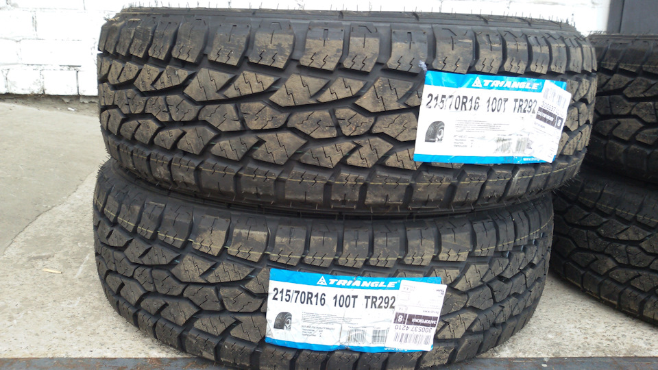 Всесезонні шини Triangle TR292 215/70 R16 3