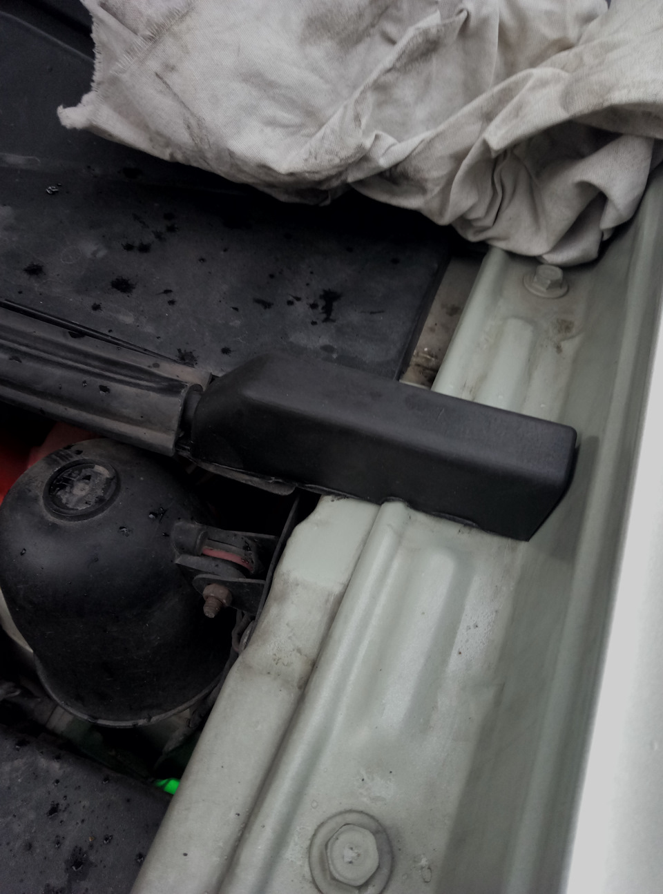 Заміна наконечників ущільнювачів капота. 3
