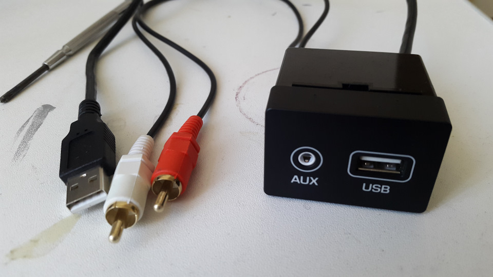 Штатний USB/AUX 1