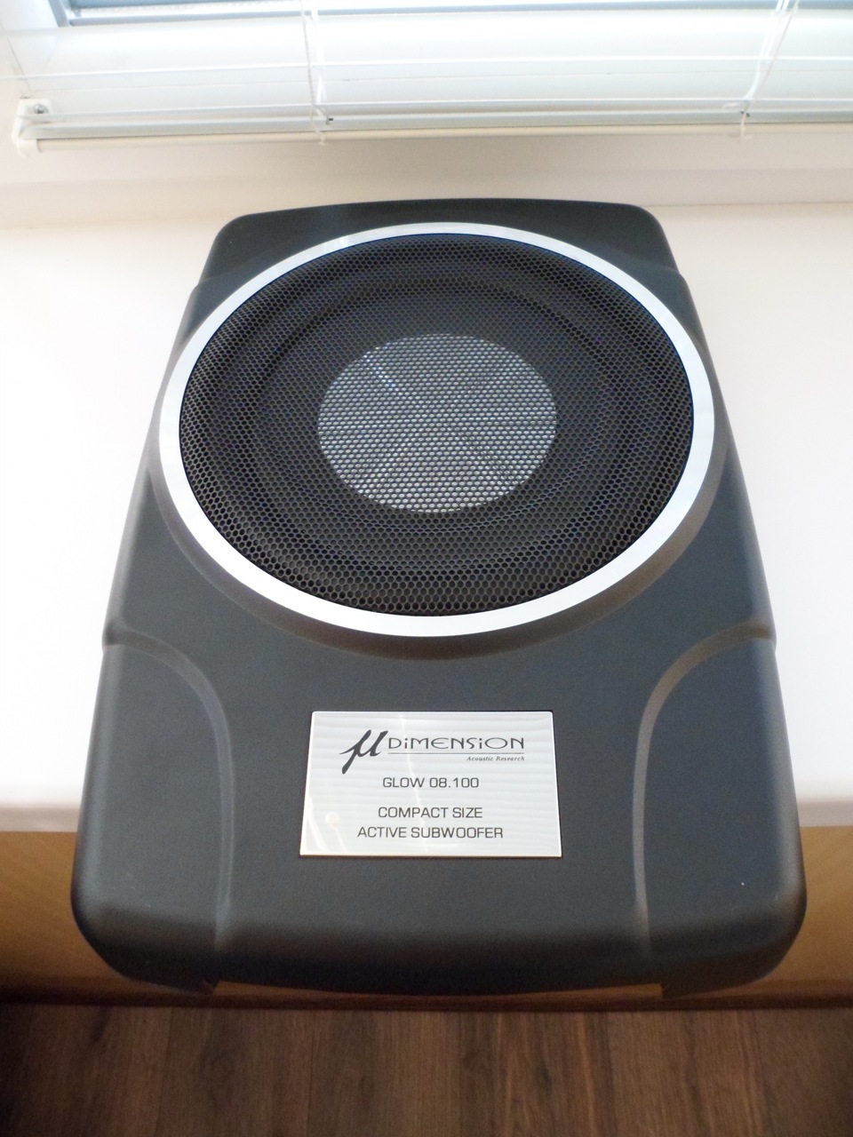 Супер-компактний сабвуфер M-Dimension GLOW 8100SW 4