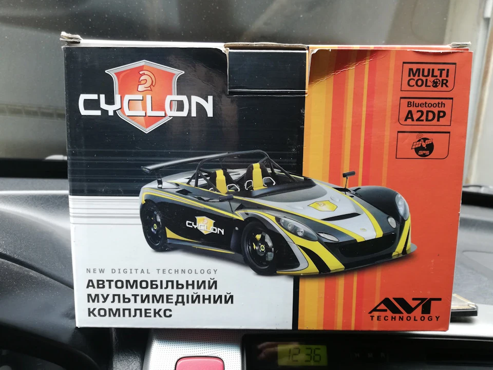 2 DIN магнітола в місце штатної та один ніштячок)