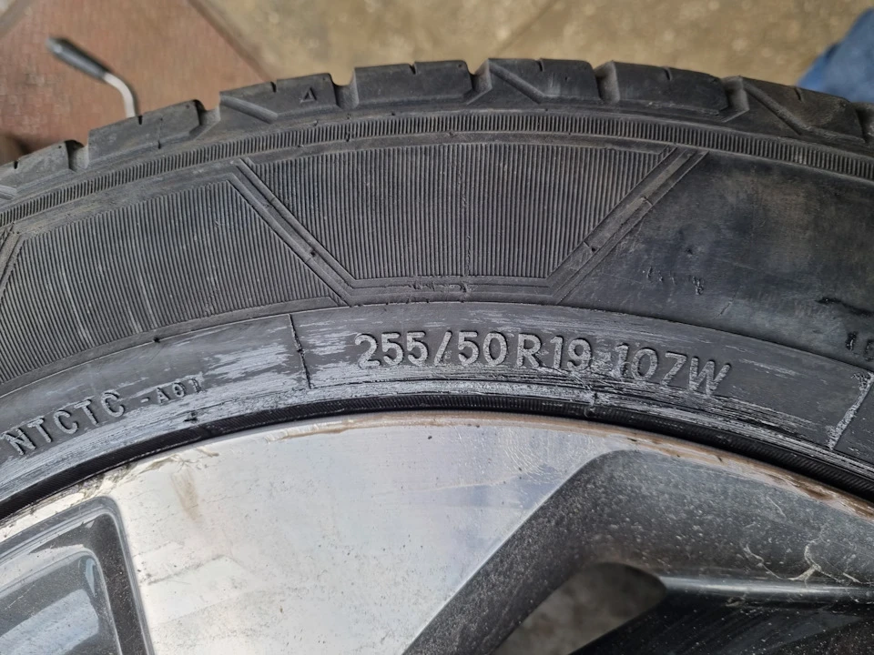 Nitto Crosstek 255/50r19