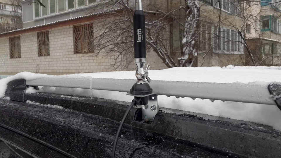 Встановив CB-радіостанцію в машину