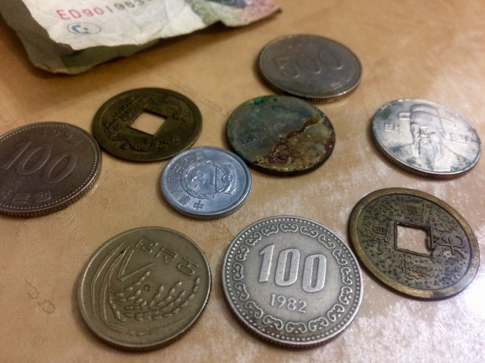 Зняв обшивку підлоги, а там іноземні гроші 3