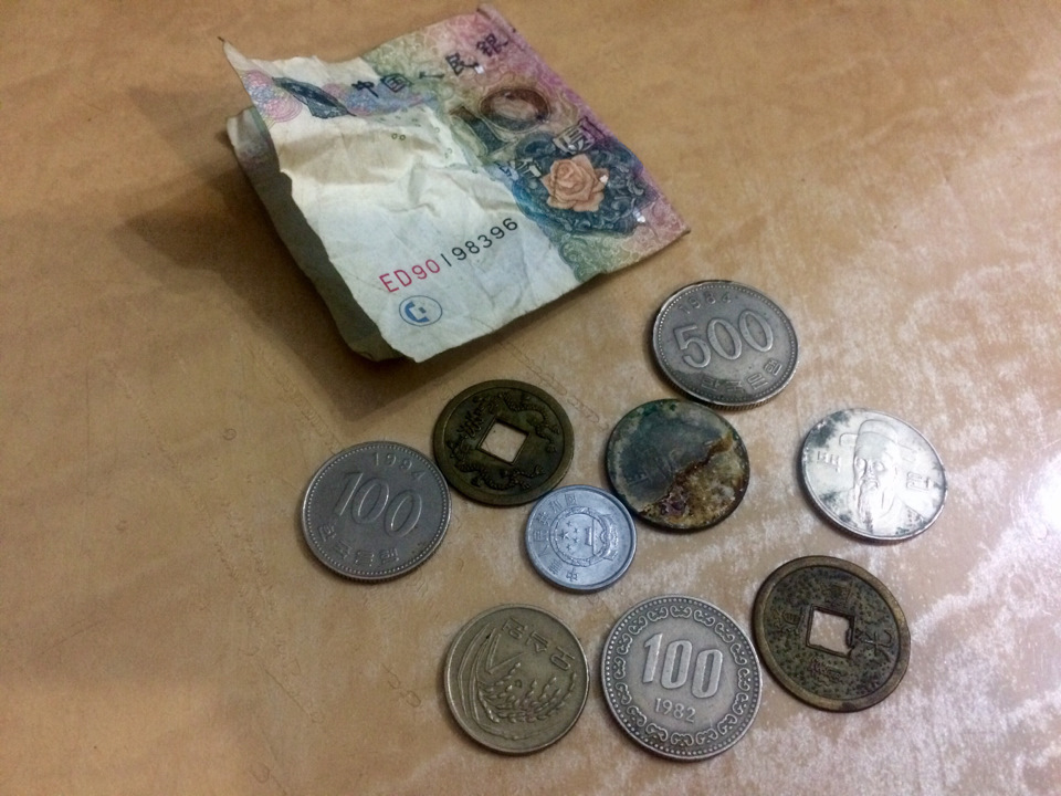 Зняв обшивку підлоги, а там іноземні гроші 4