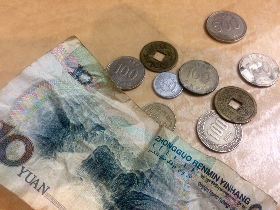 Зняв обшивку підлоги, а там іноземні гроші 2