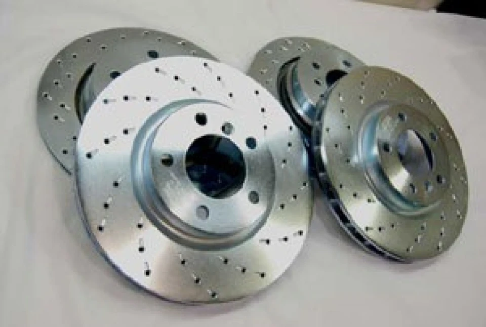 Оновлені гальма: вперед диски Centric Parts + колодок PosiQuiet Ceramic; назад: Ferodo