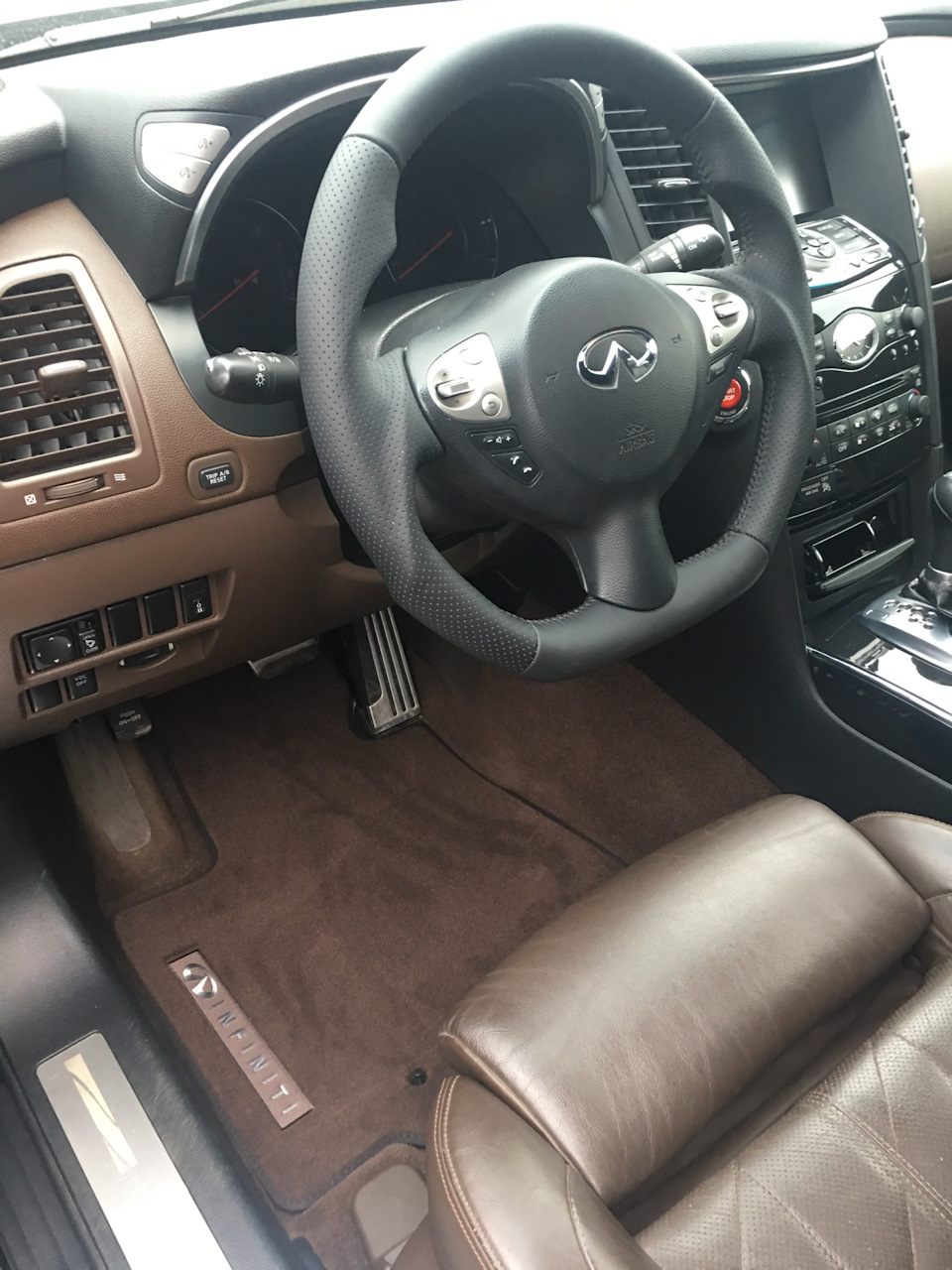 Щастя є. Коричневі килимки Infiniti. 3
