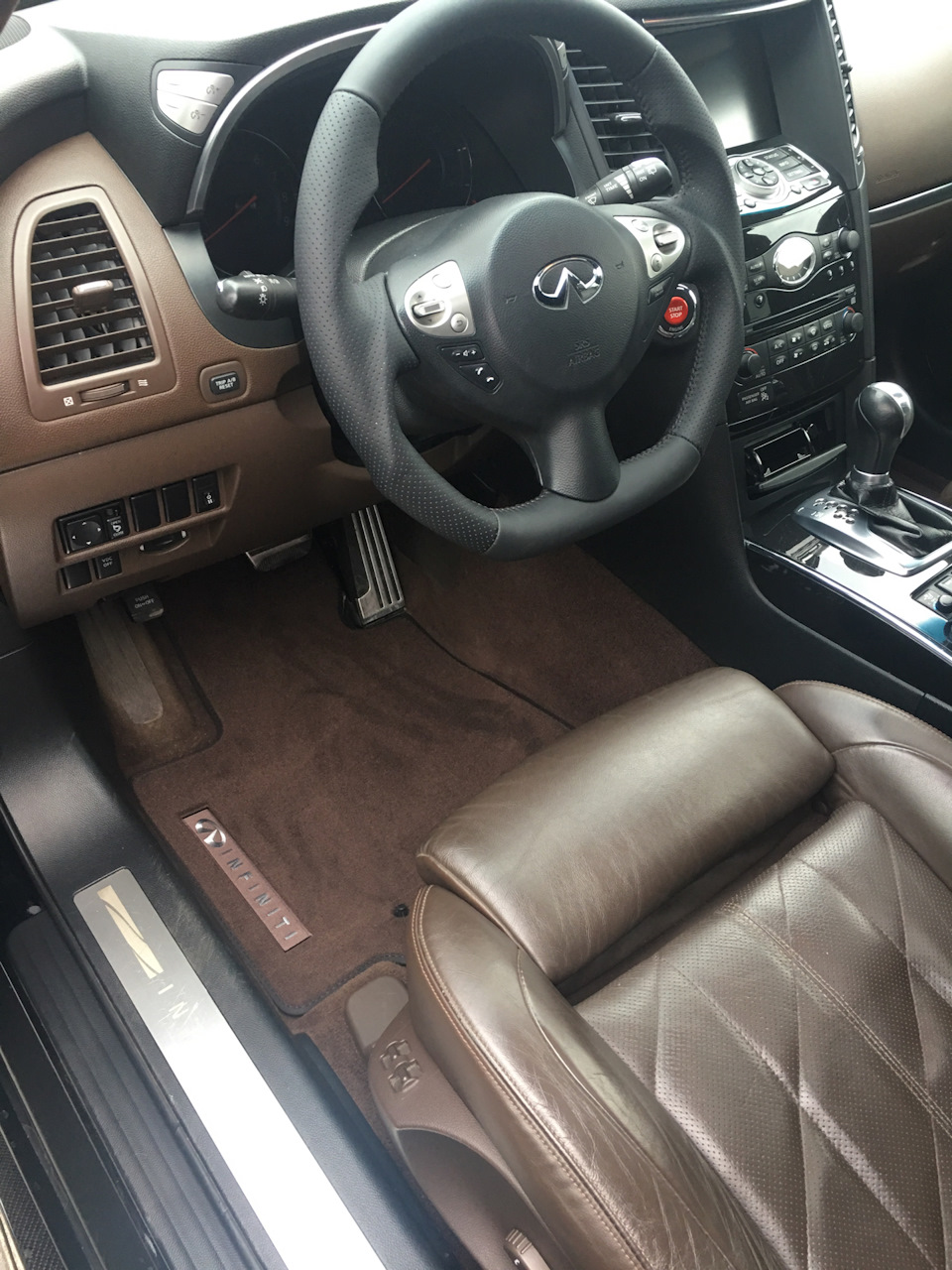 Щастя є. Коричневі килимки Infiniti. 5
