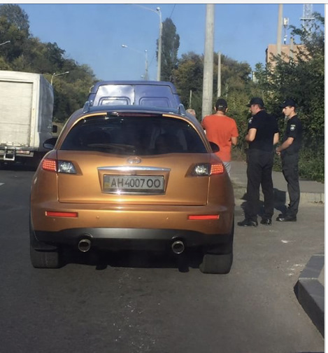 Чому на машині постійно різні номери? 4