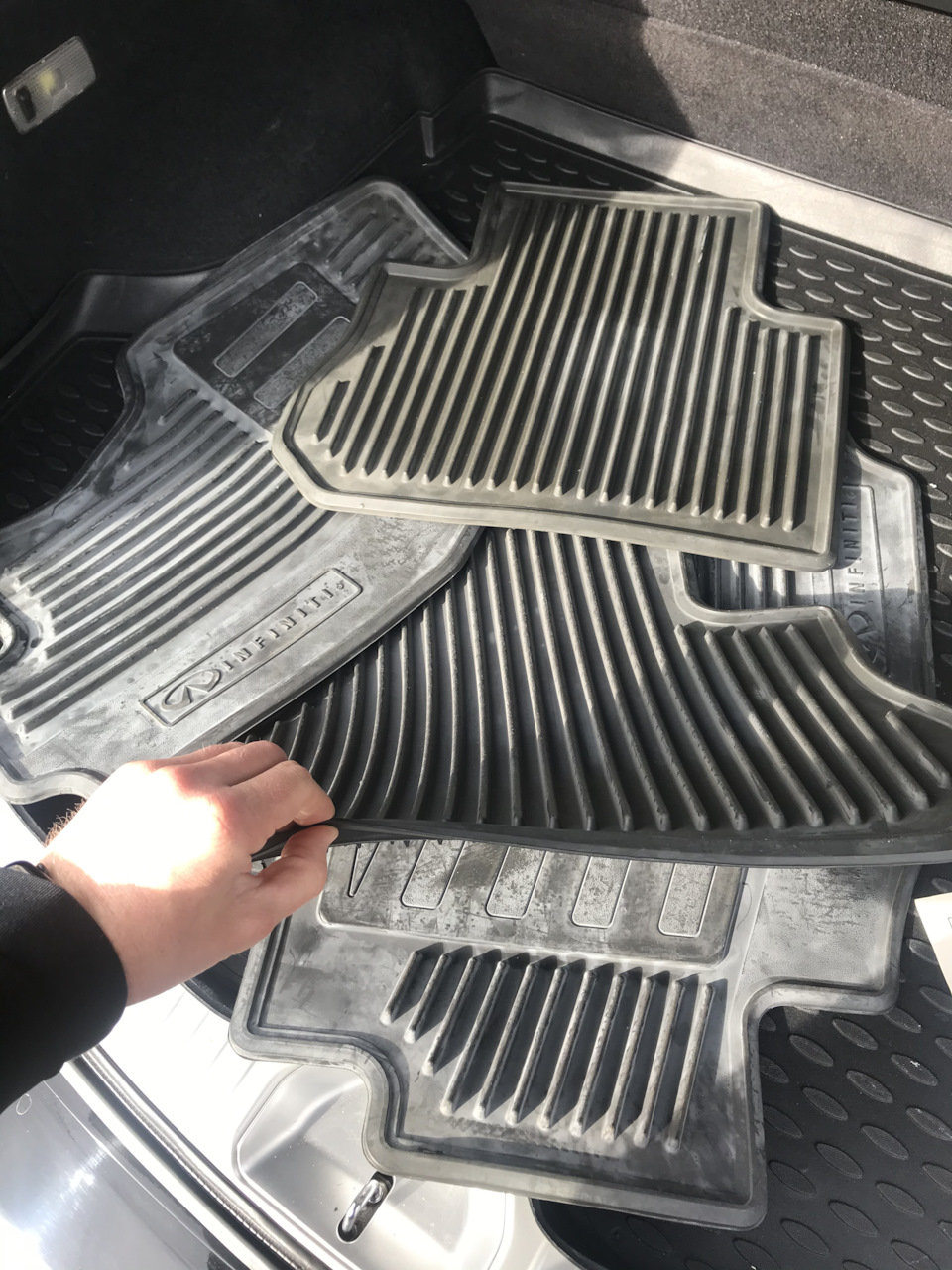 Продам килими на Infiniti FX35/45 4