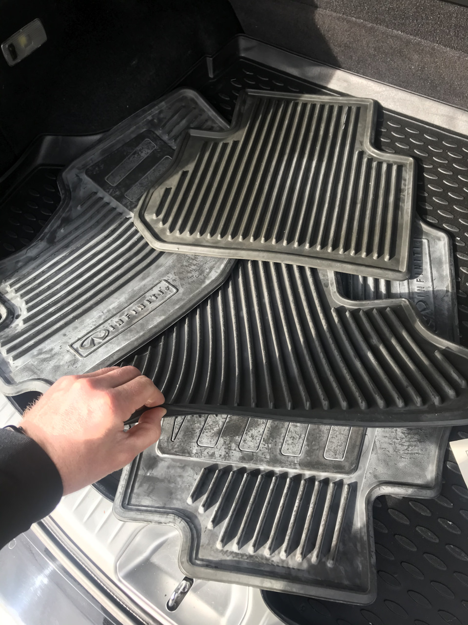 Продам килими на Infiniti FX35/45 2