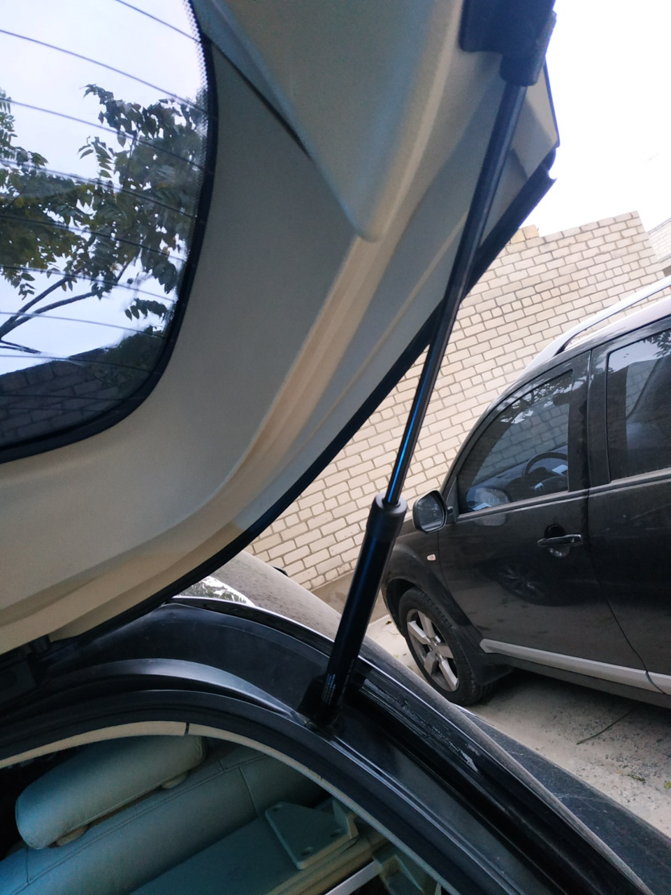 Заміна амортизаторів багажника infiniti fx35 1G 3