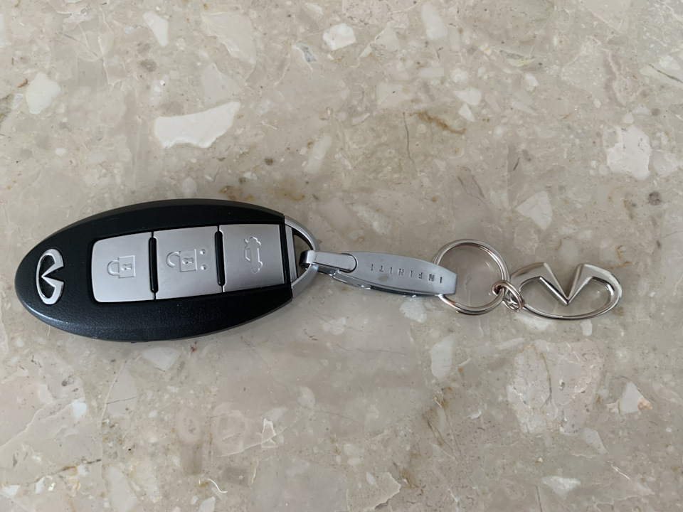 Заміна підсклянника, килими гума, підфарбування дисків, брелок Infiniti 5