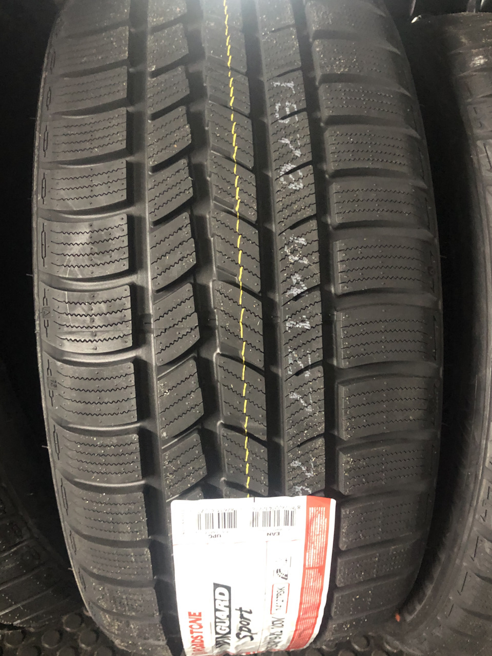 Зимова гума roadstone winguard sport 3