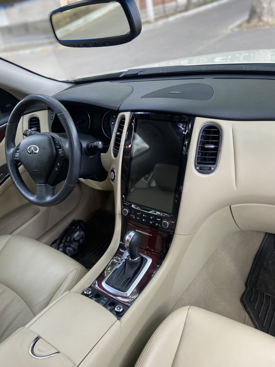 Магнітол в стилі Тесла на qx50 2
