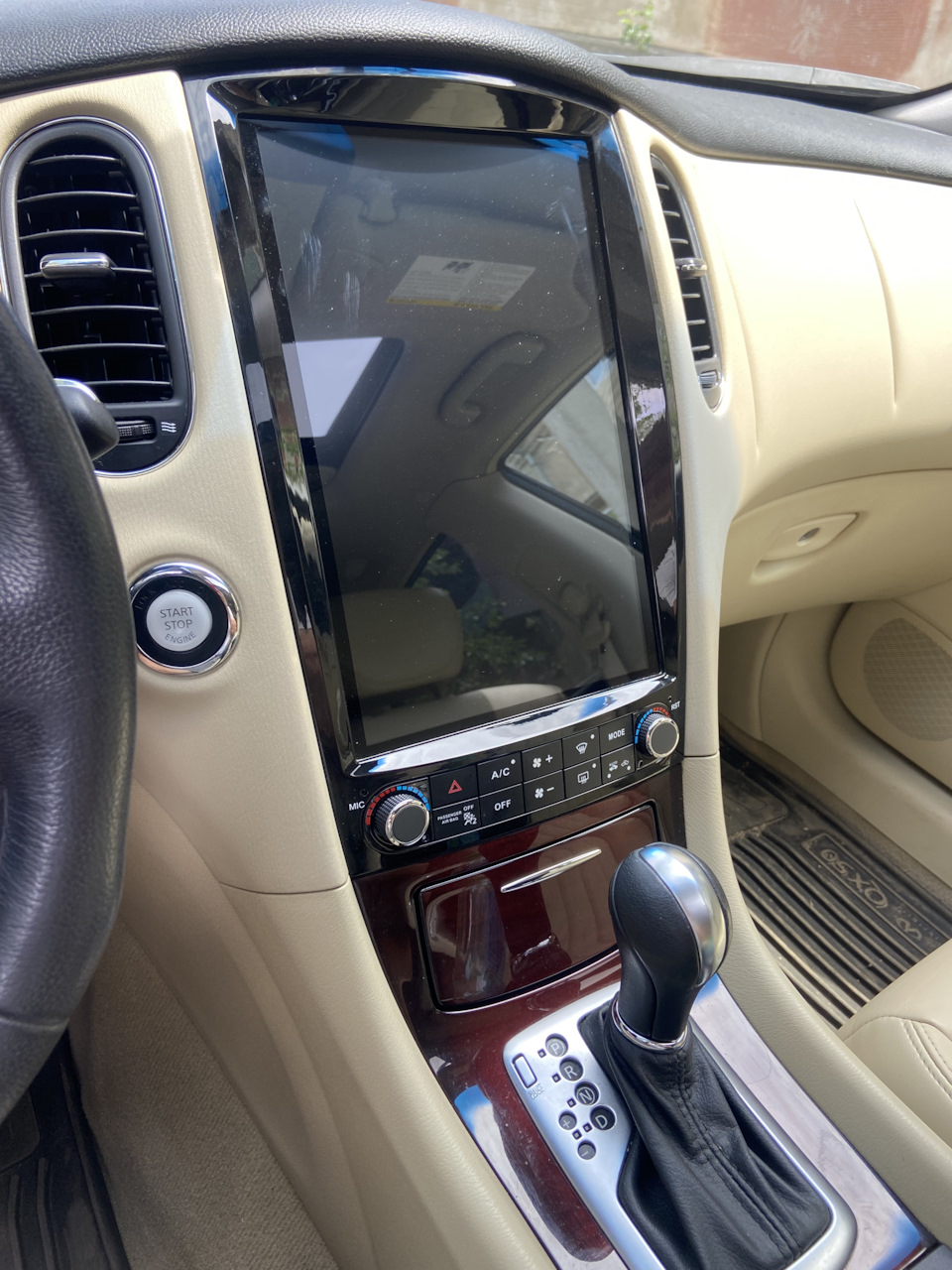 Магнітол в стилі Тесла на qx50 1